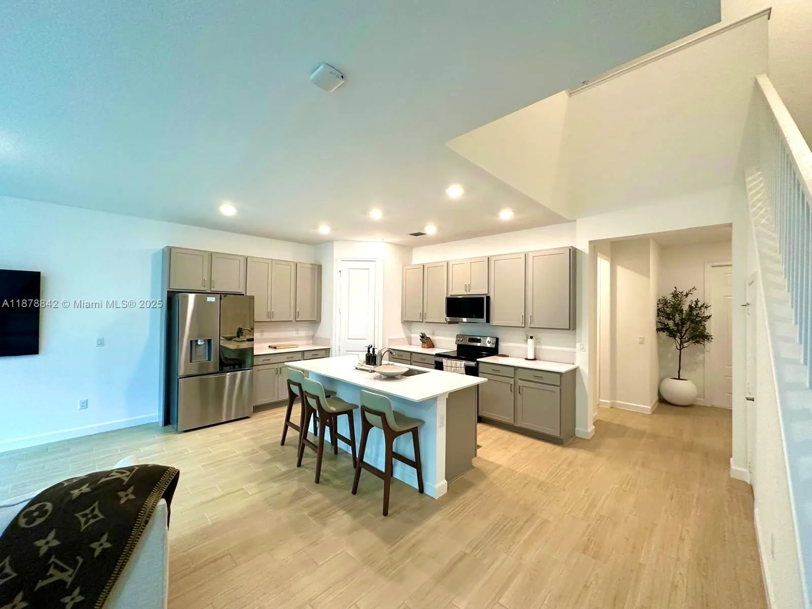 9045 Zevon Ct