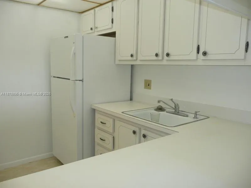 500 Executive Center Dr, #3E