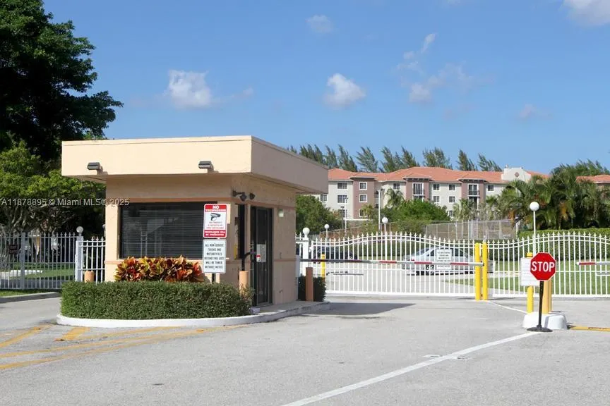 500 Executive Center Dr, #3E