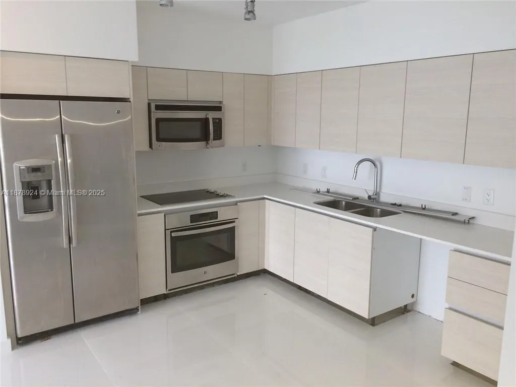 4250 Biscayne Blvd, #915