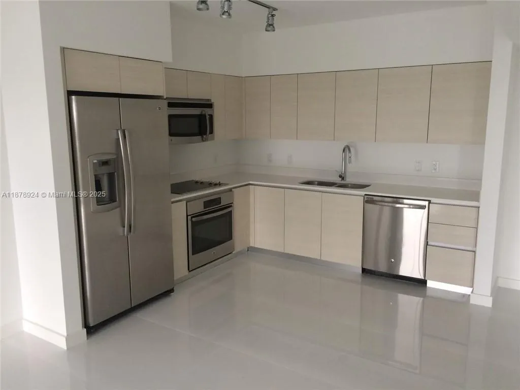 4250 Biscayne Blvd, #915
