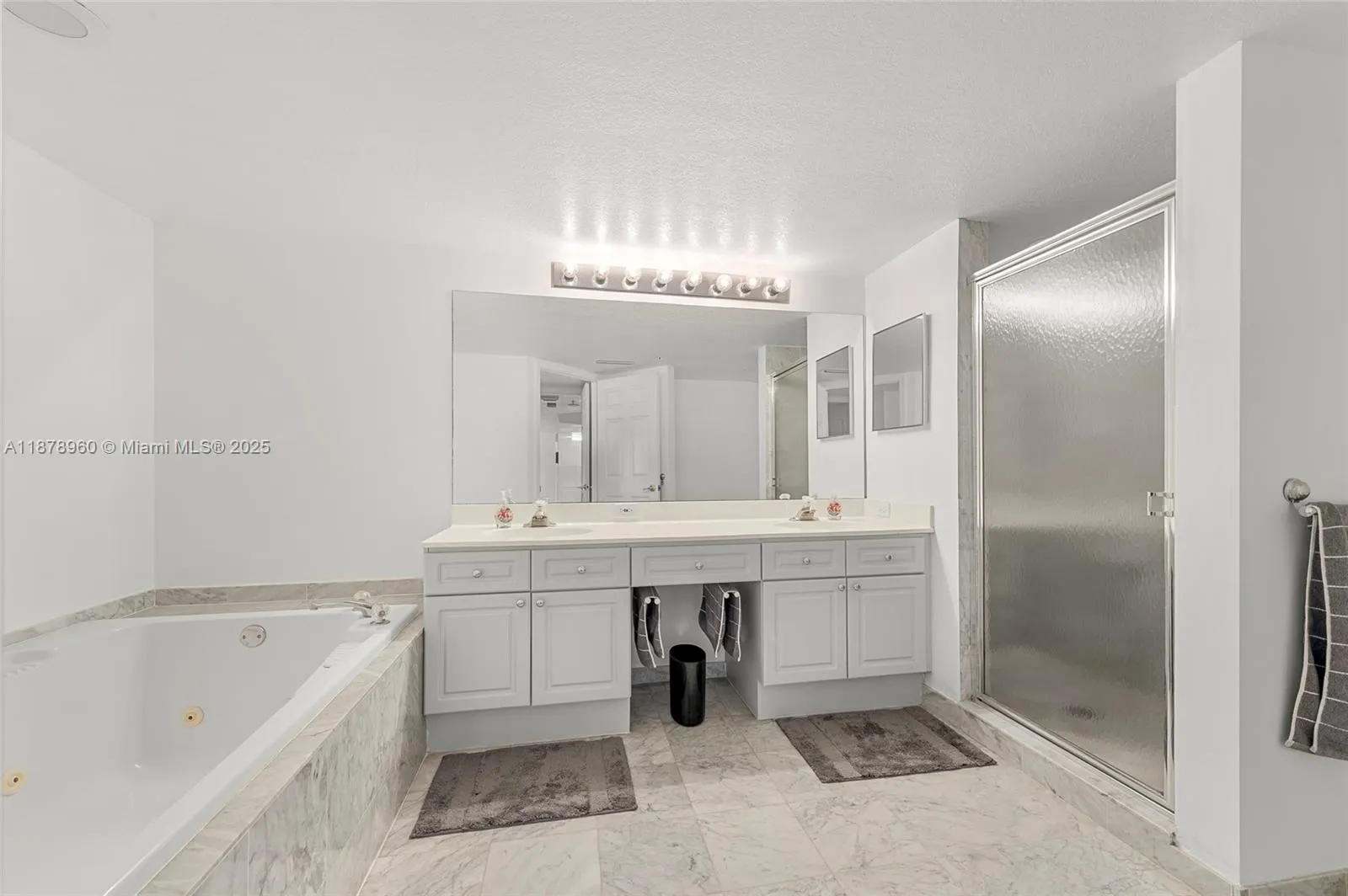 17275 Collins Ave, #804