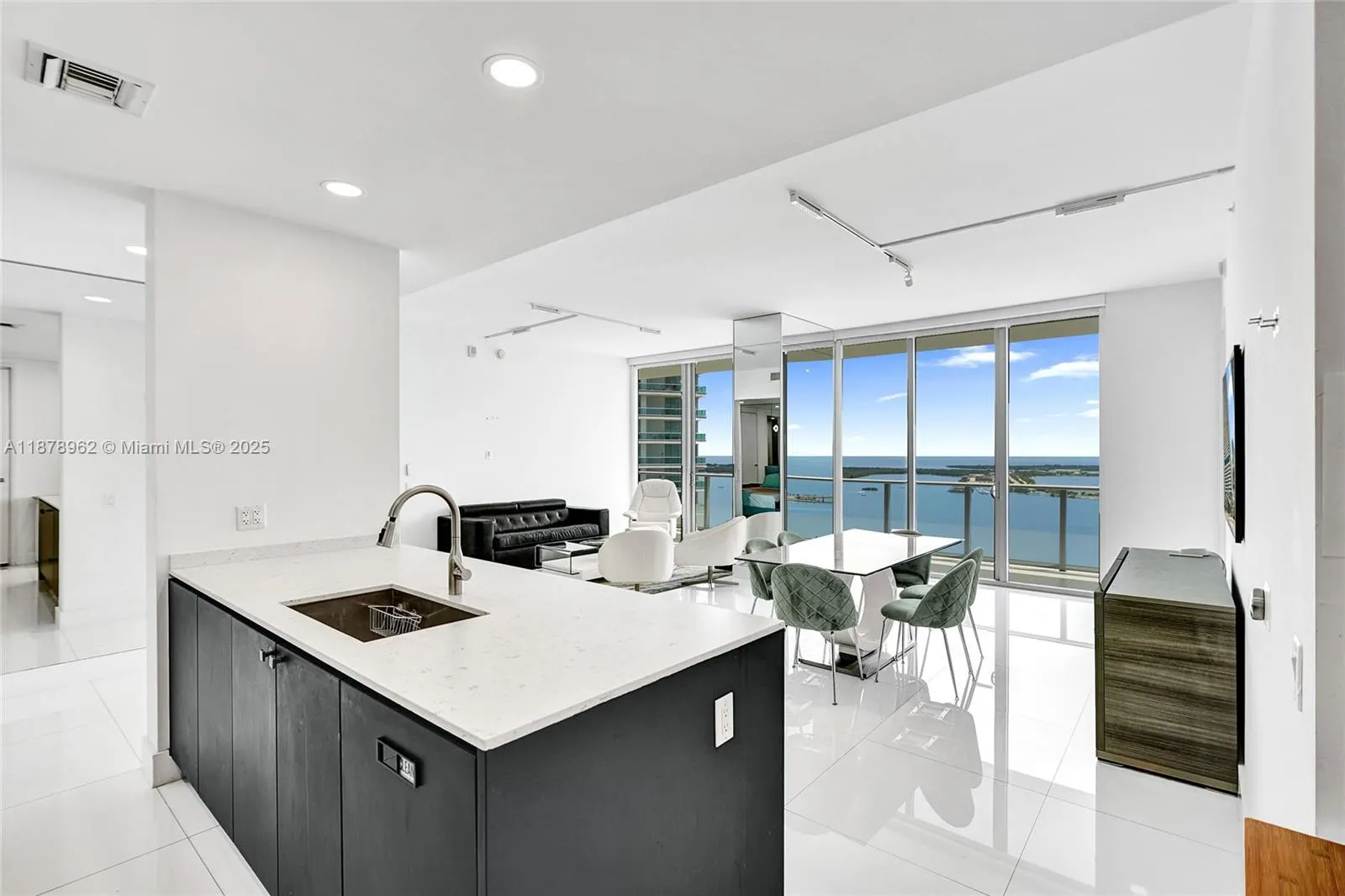 1300 Brickell Bay Dr, #3902