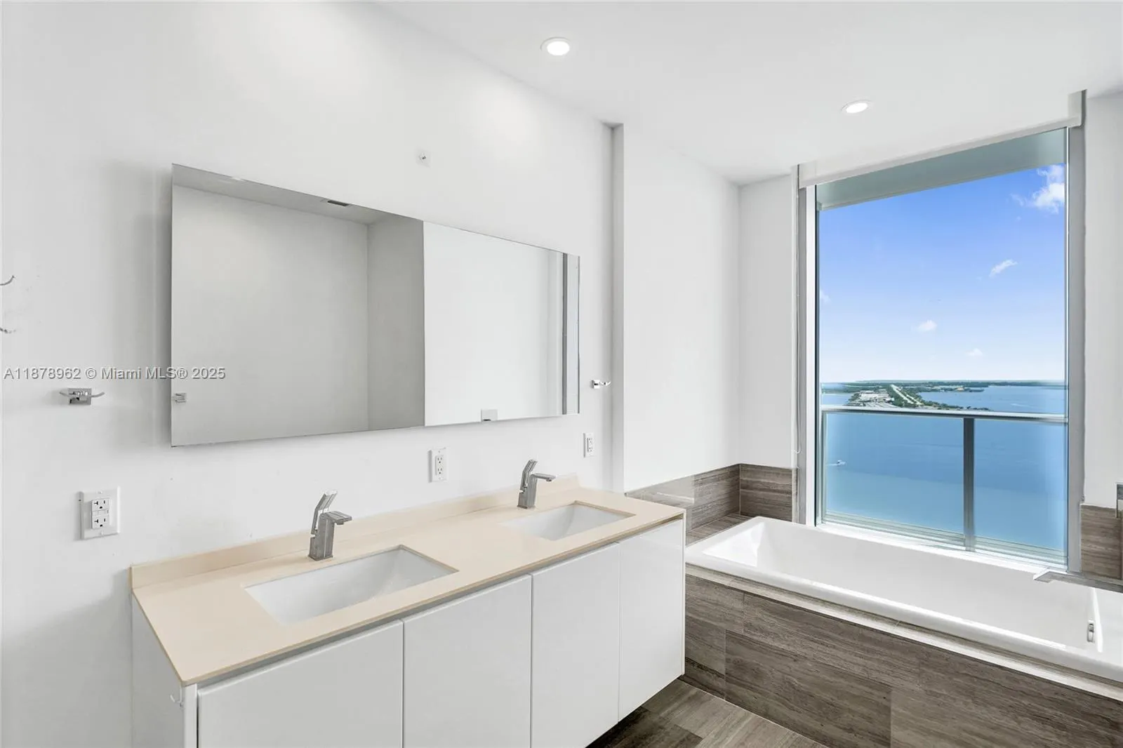 1300 Brickell Bay Dr, #3902