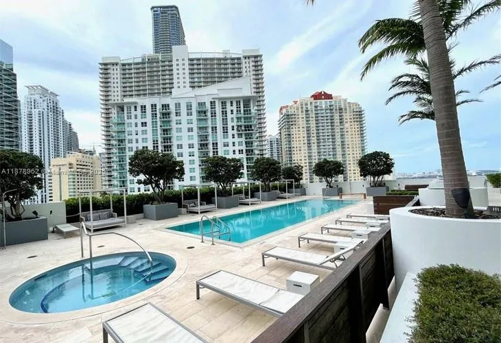 1300 Brickell Bay Dr, #3902