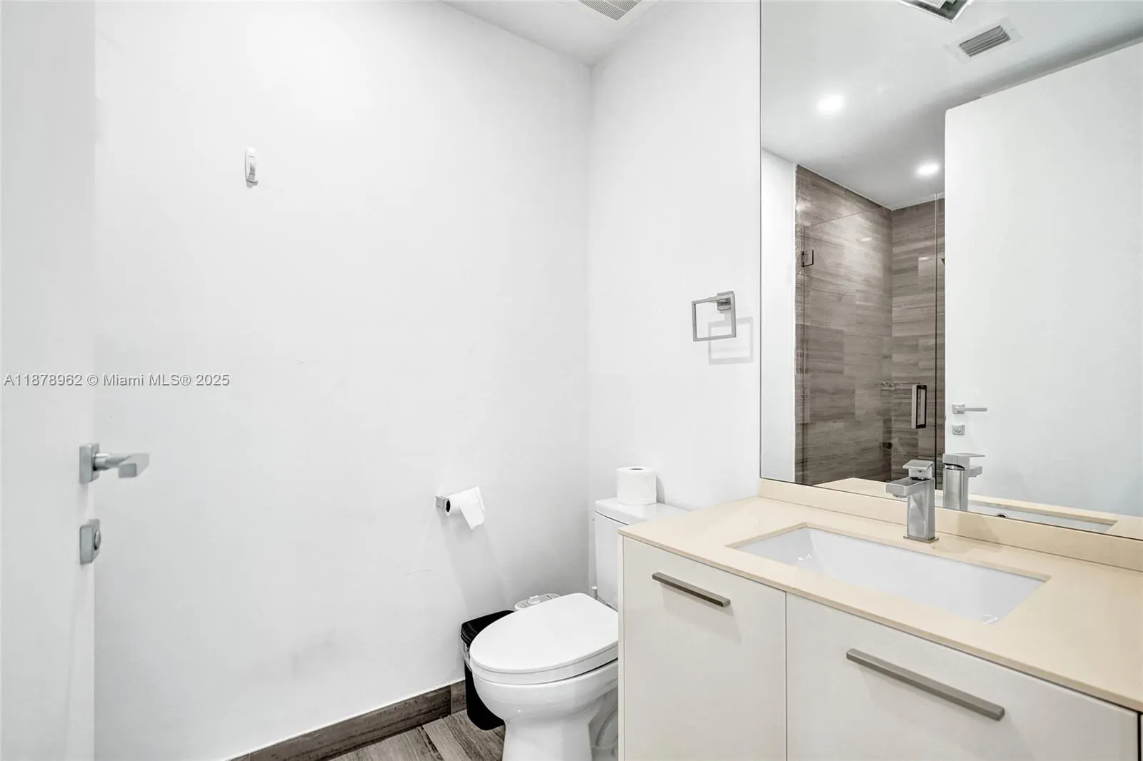1300 Brickell Bay Dr, #3902