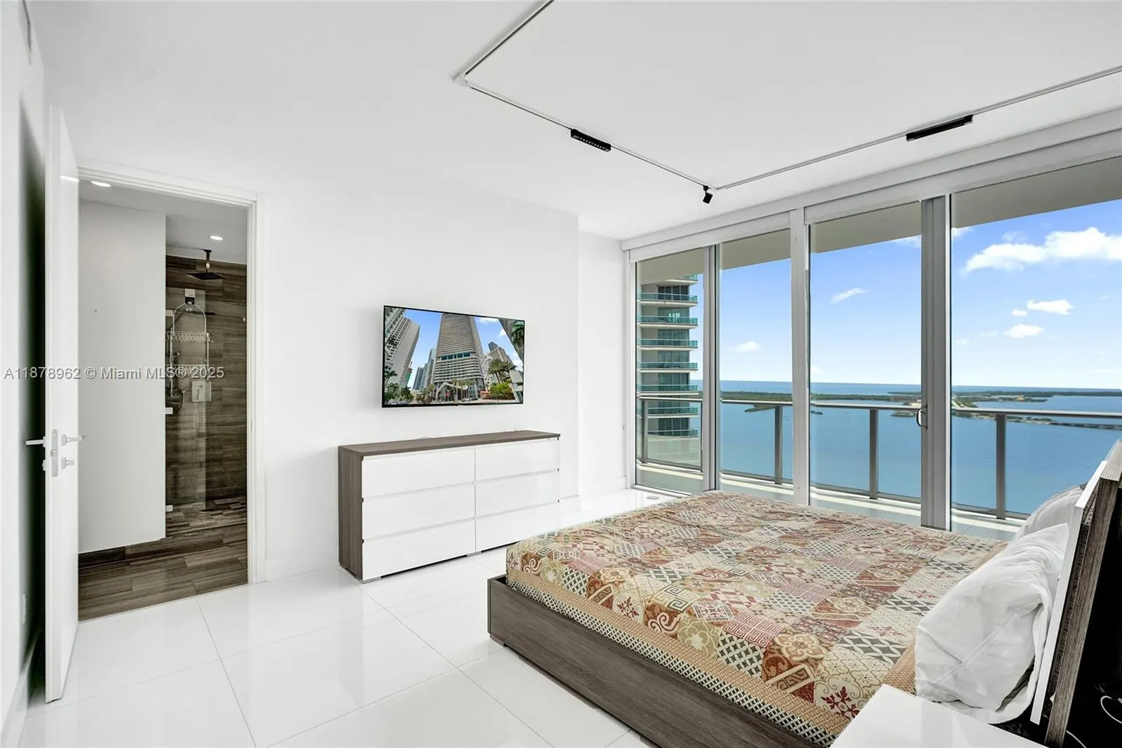 1300 Brickell Bay Dr, #3902