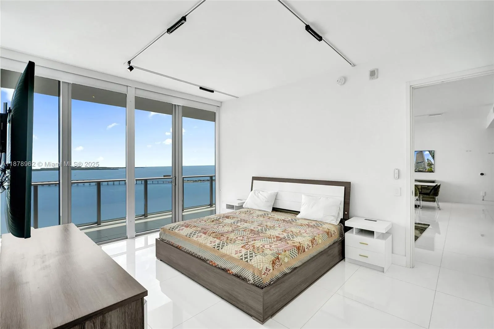 1300 Brickell Bay Dr, #3902