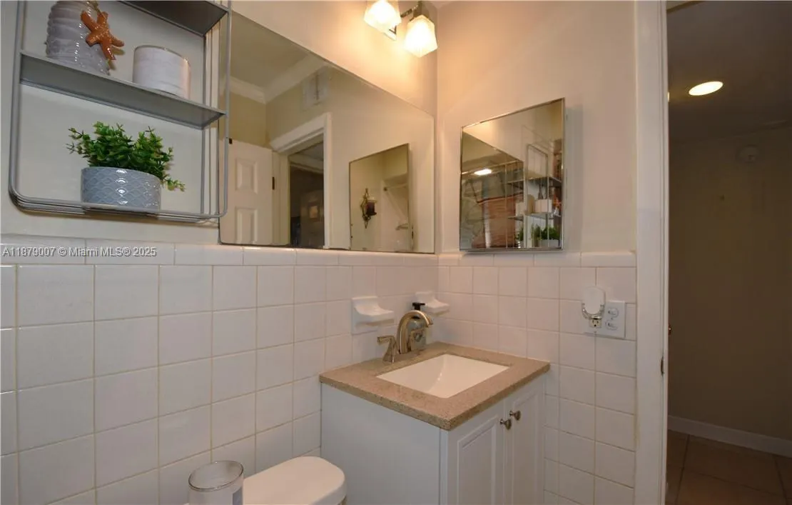 3050 NE 5th Ter, #8