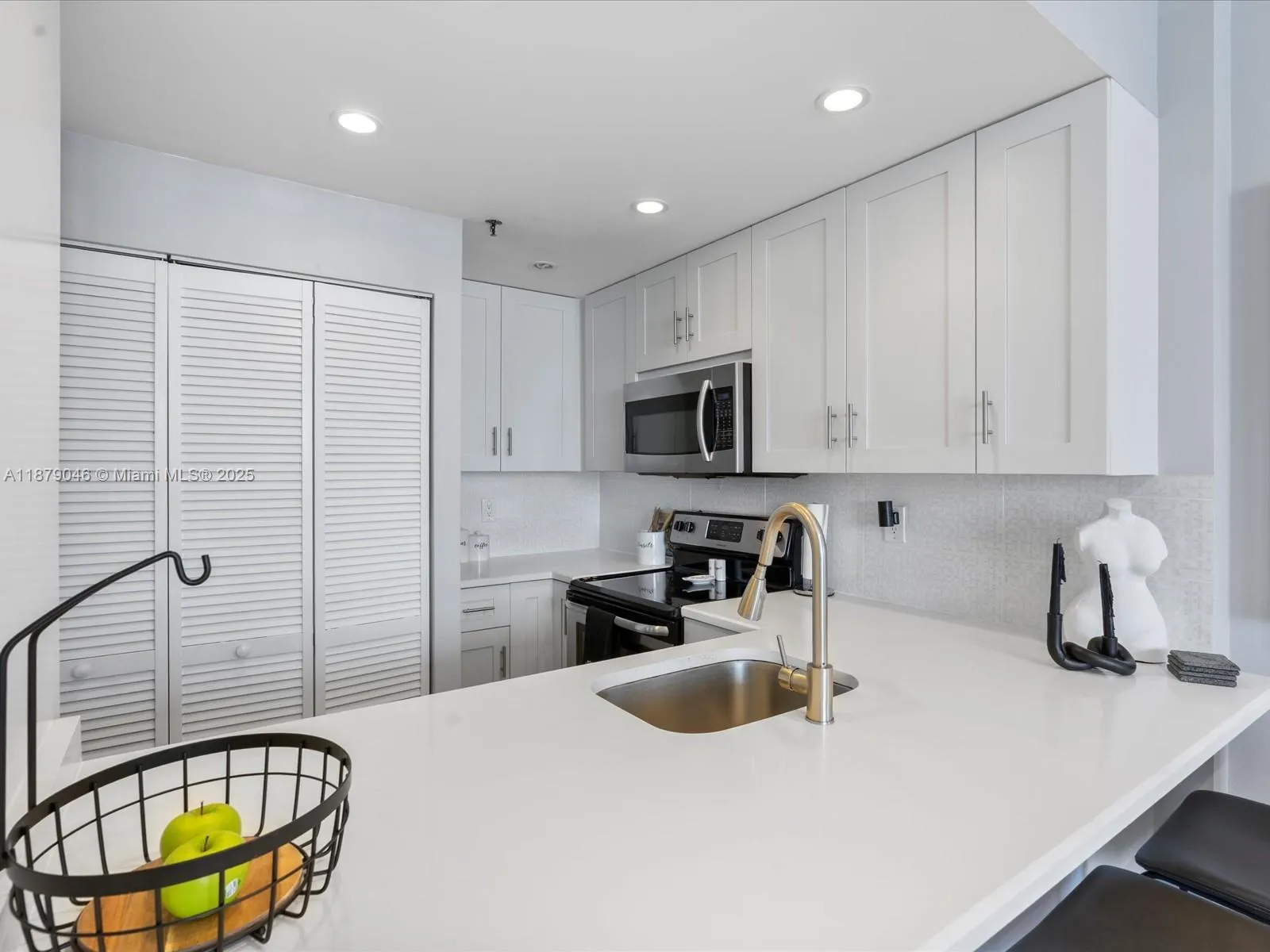 540 Brickell Key Dr, #1702