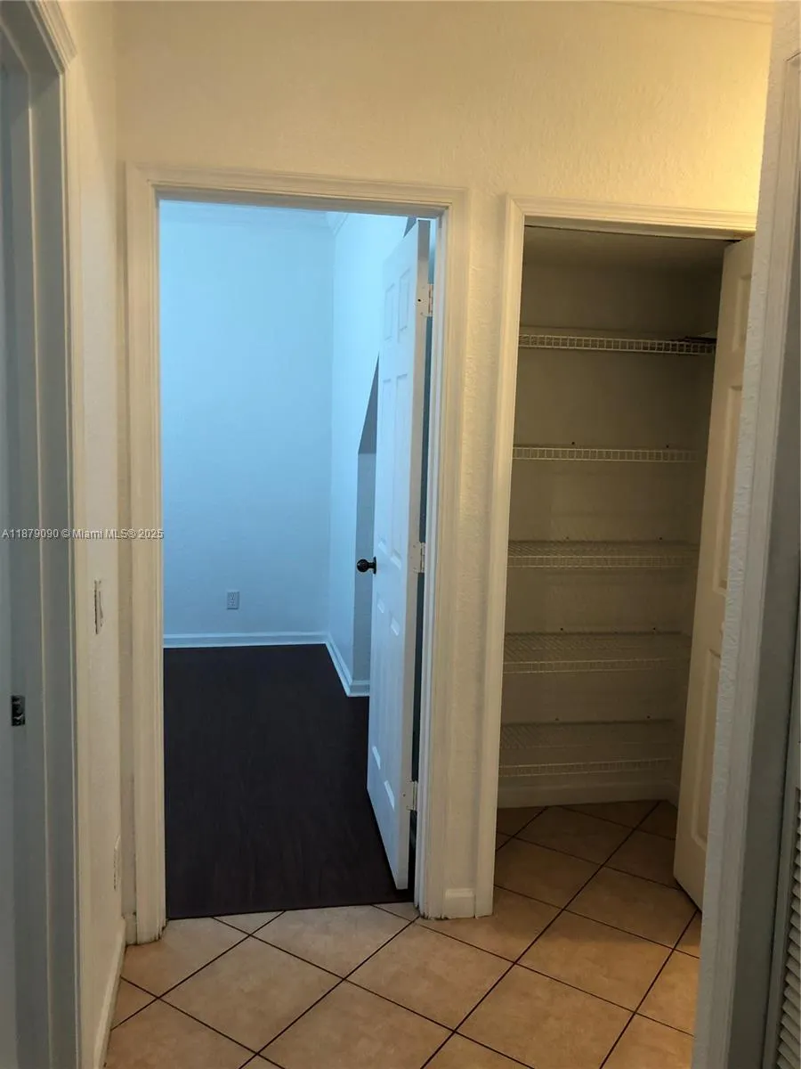 693 Live Oak Ln