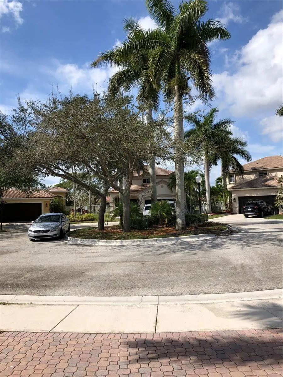 693 Live Oak Ln