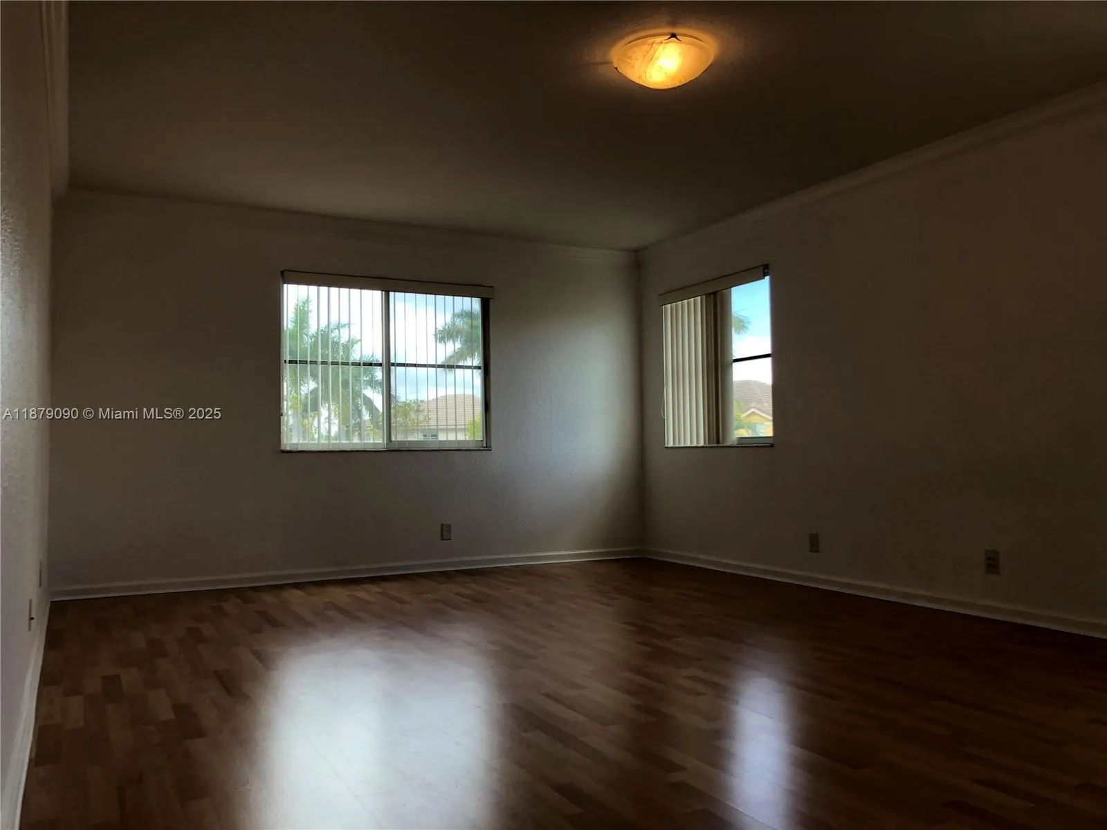 693 Live Oak Ln