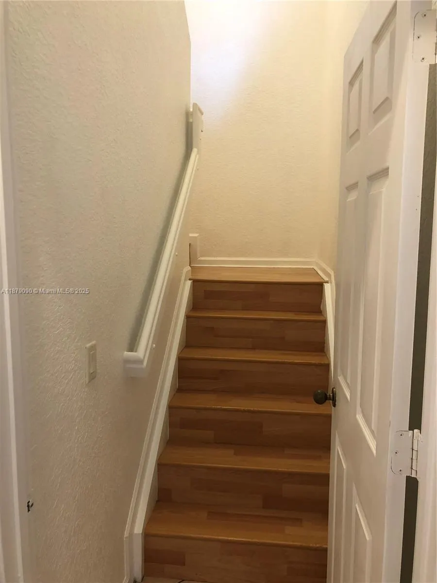 693 Live Oak Ln