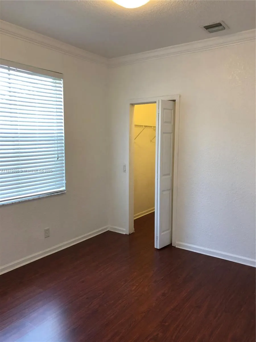 693 Live Oak Ln