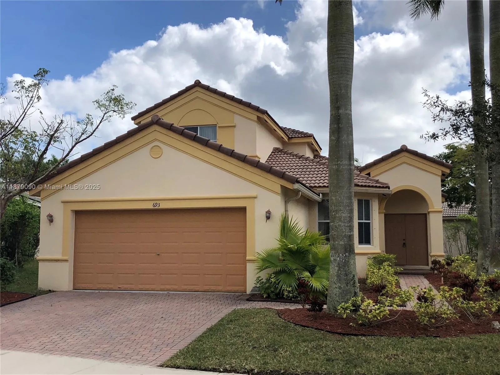 693 Live Oak Ln