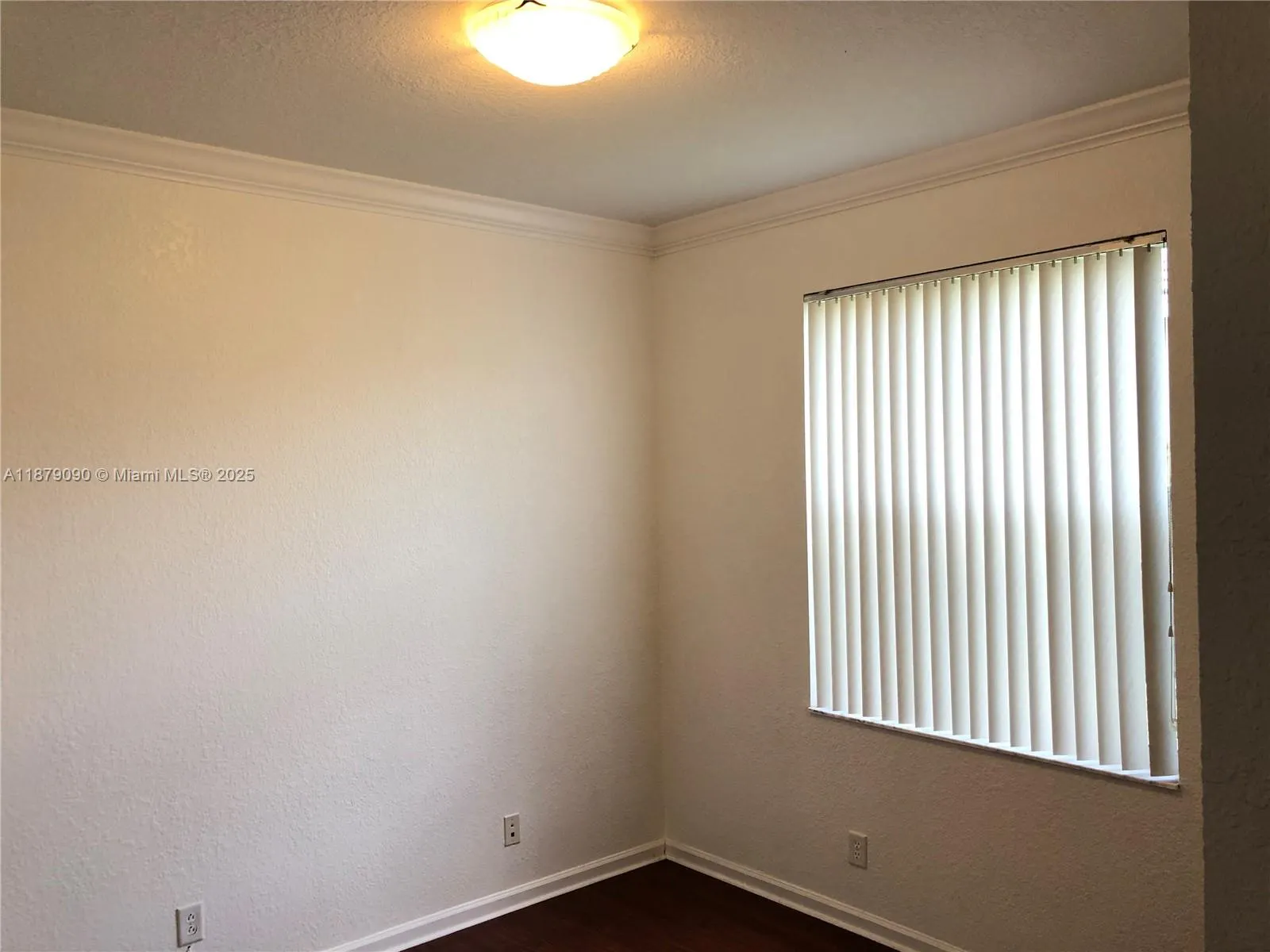 693 Live Oak Ln