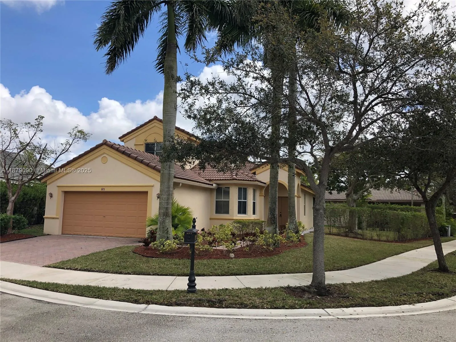 693 Live Oak Ln