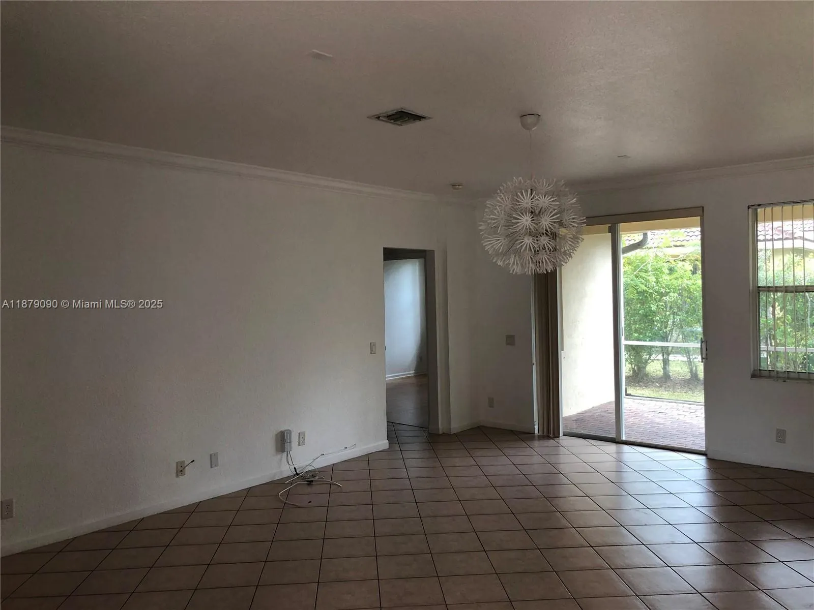 693 Live Oak Ln