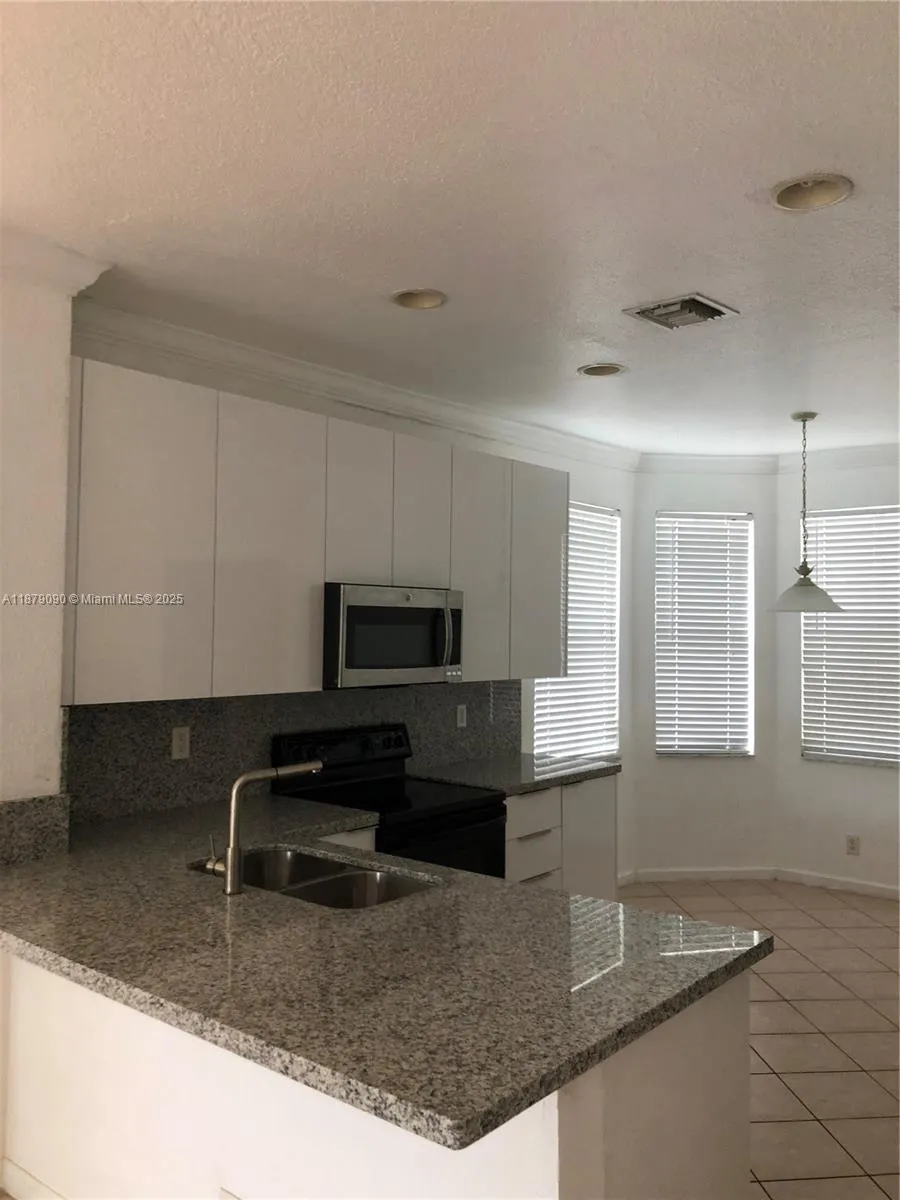 693 Live Oak Ln