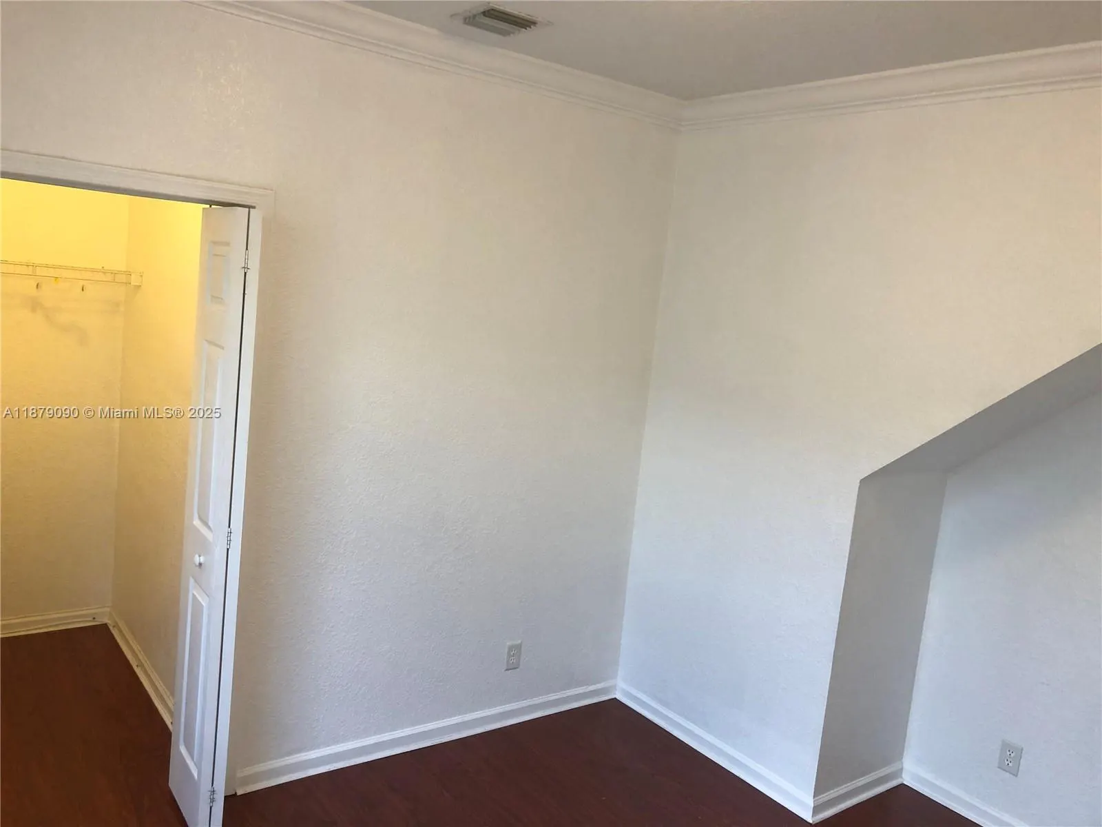 693 Live Oak Ln