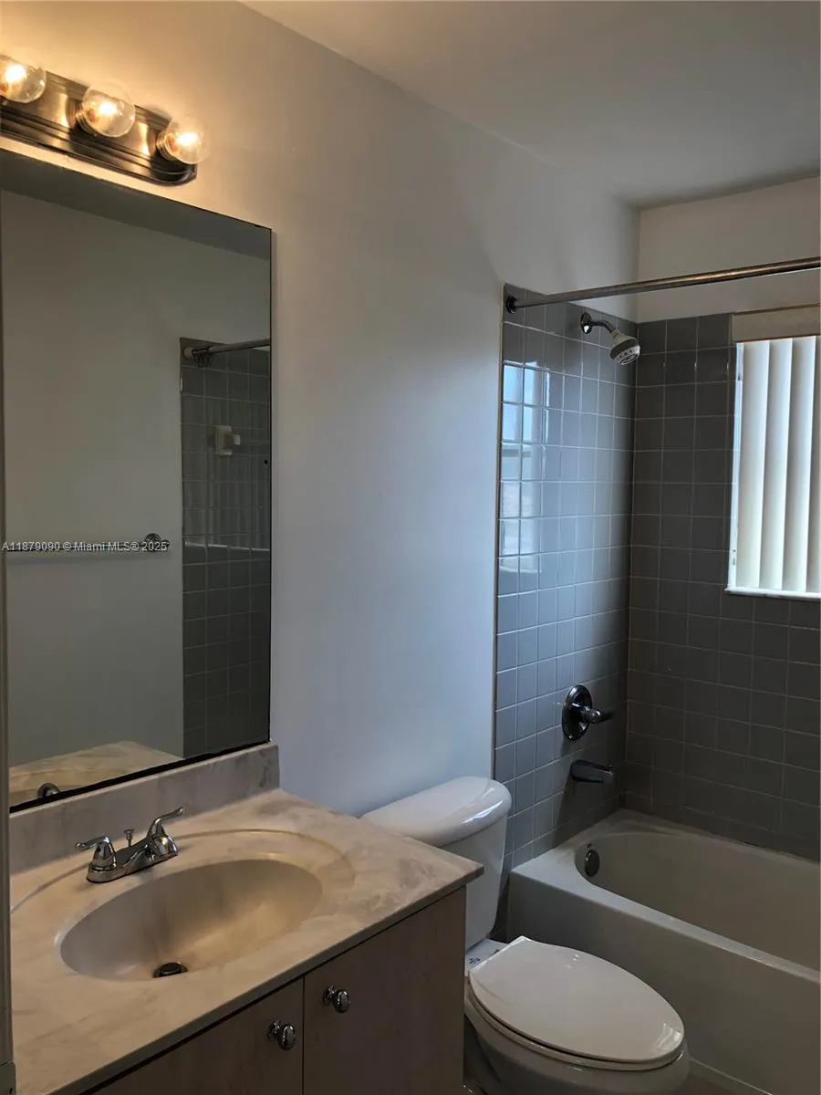 693 Live Oak Ln