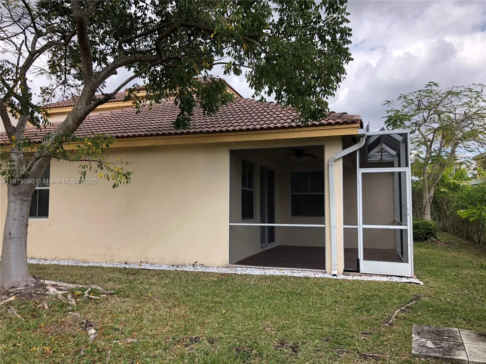 693 Live Oak Ln