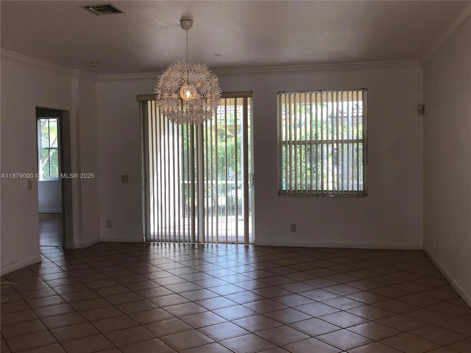 693 Live Oak Ln