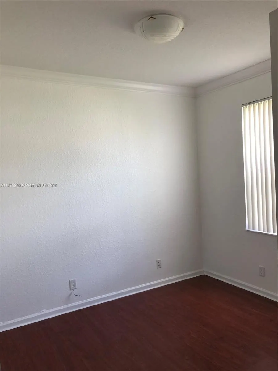 693 Live Oak Ln