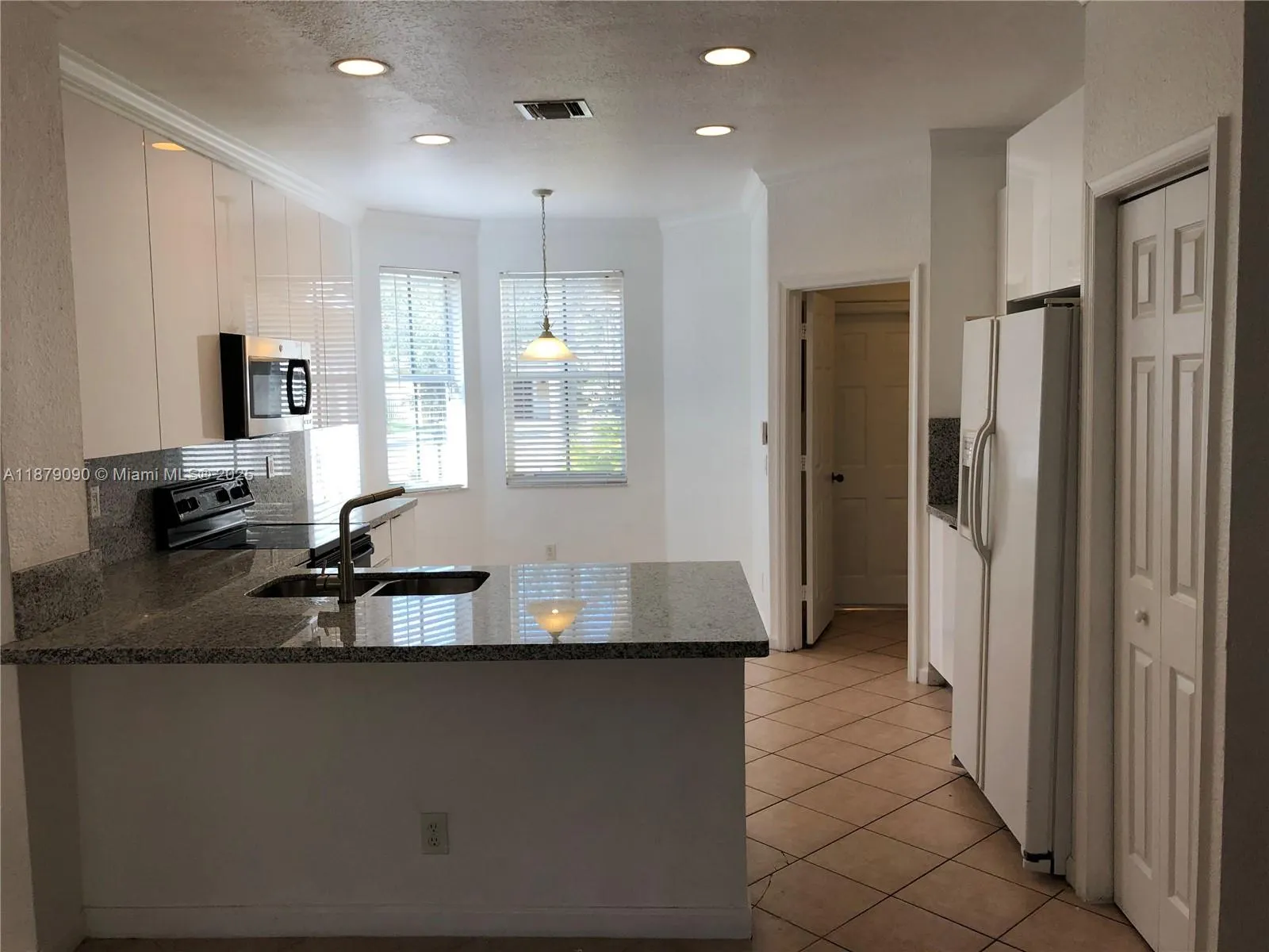 693 Live Oak Ln