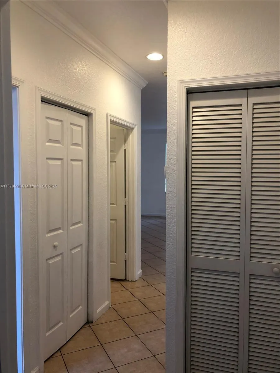 693 Live Oak Ln