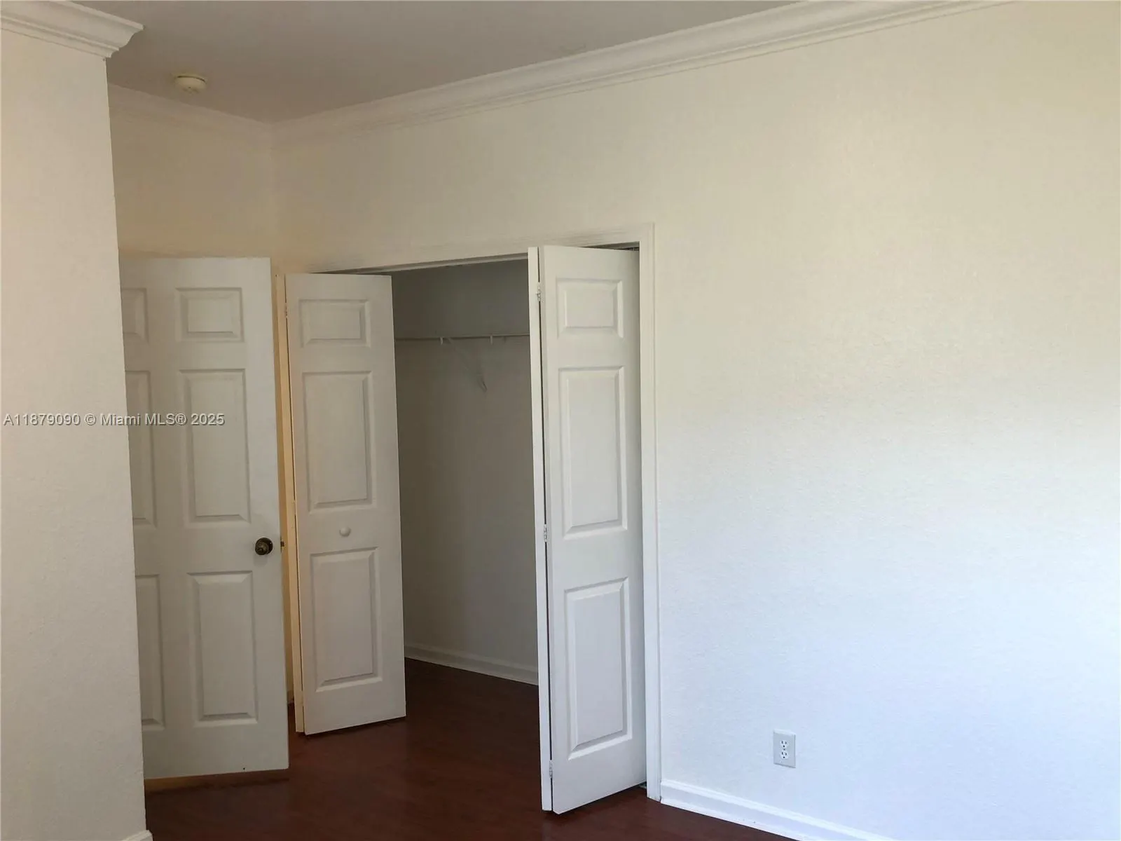693 Live Oak Ln