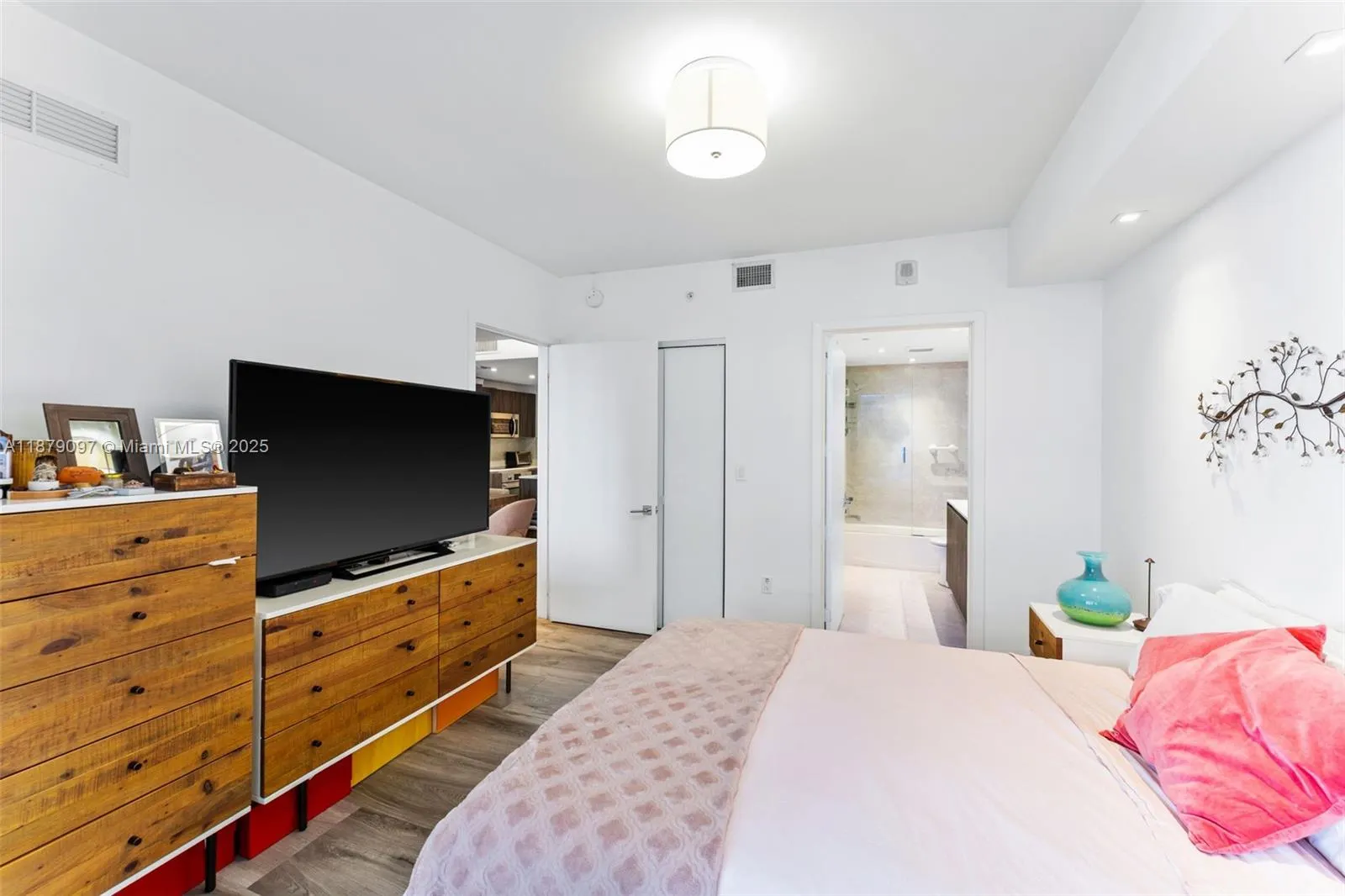 488 NE 18th St, #411