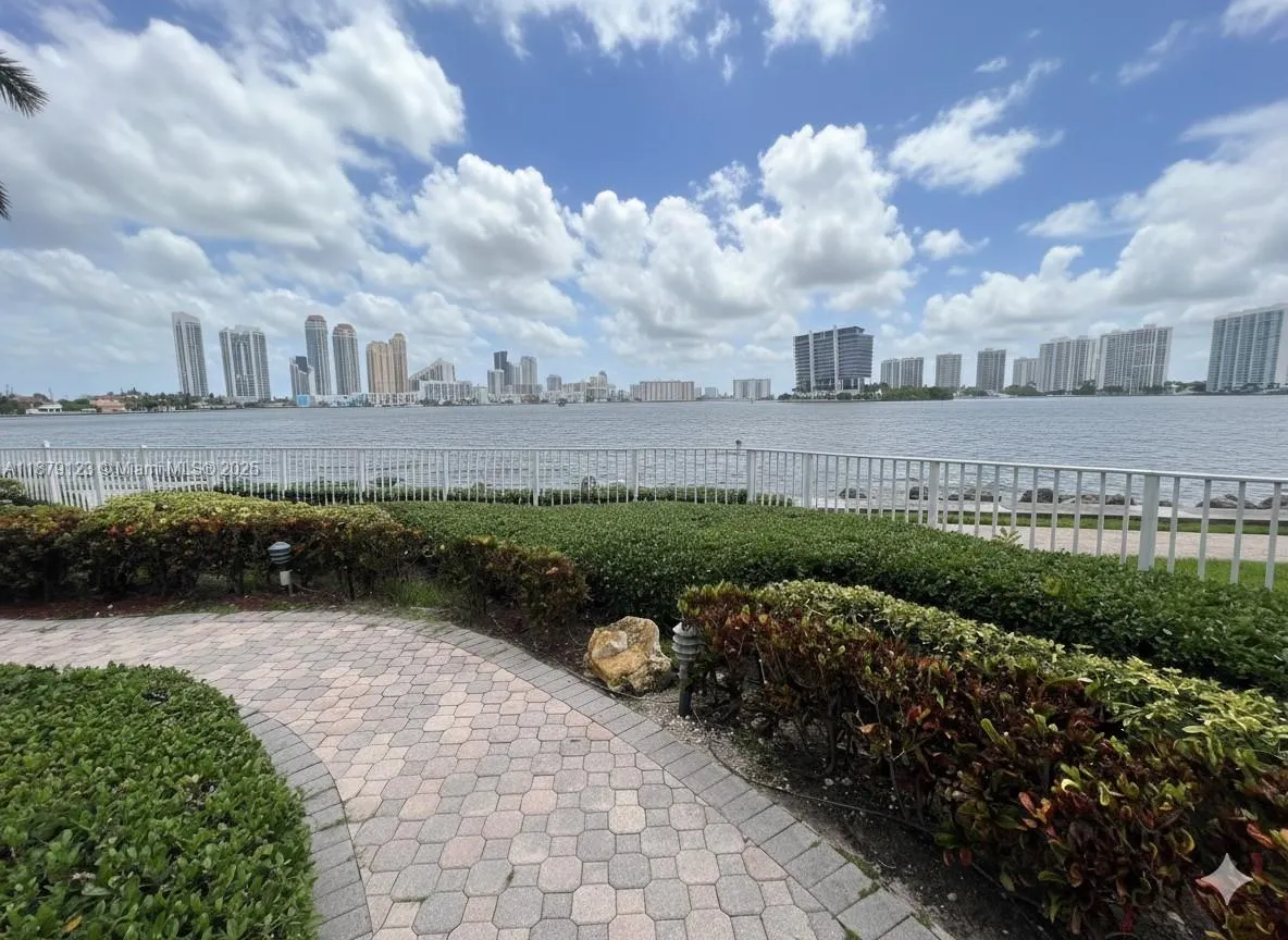 3600 Mystic Pointe Dr, #604