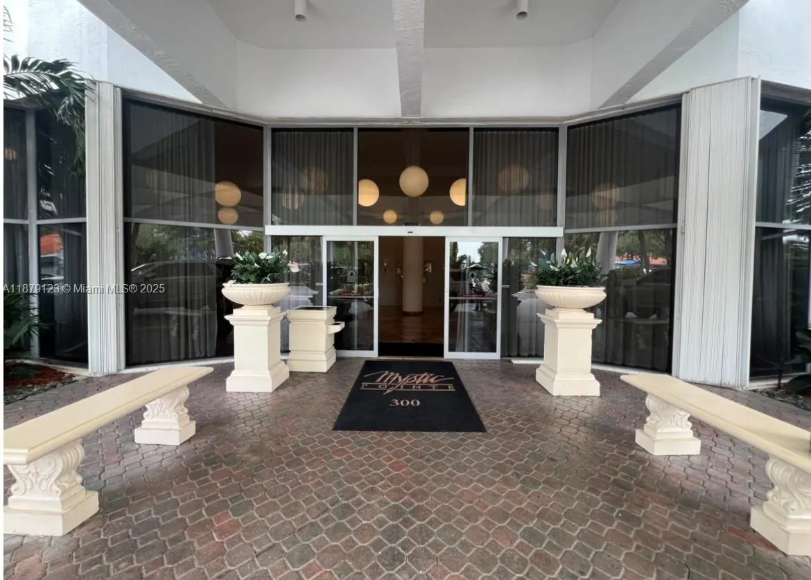 3600 Mystic Pointe Dr, #604