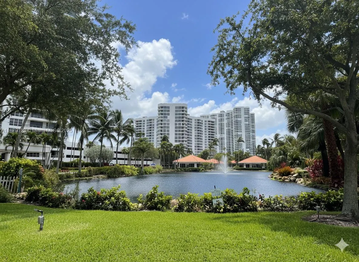 3600 Mystic Pointe Dr, #604