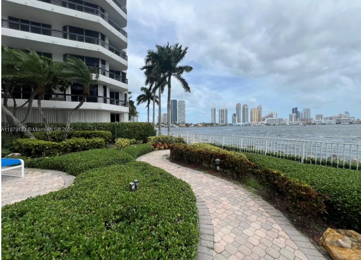 3600 Mystic Pointe Dr, #604
