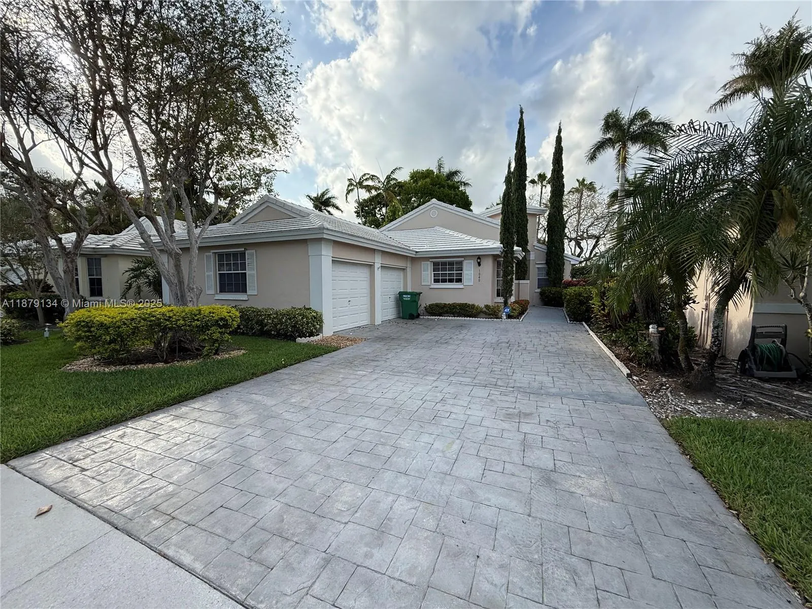 1040 Wilshire Cir W