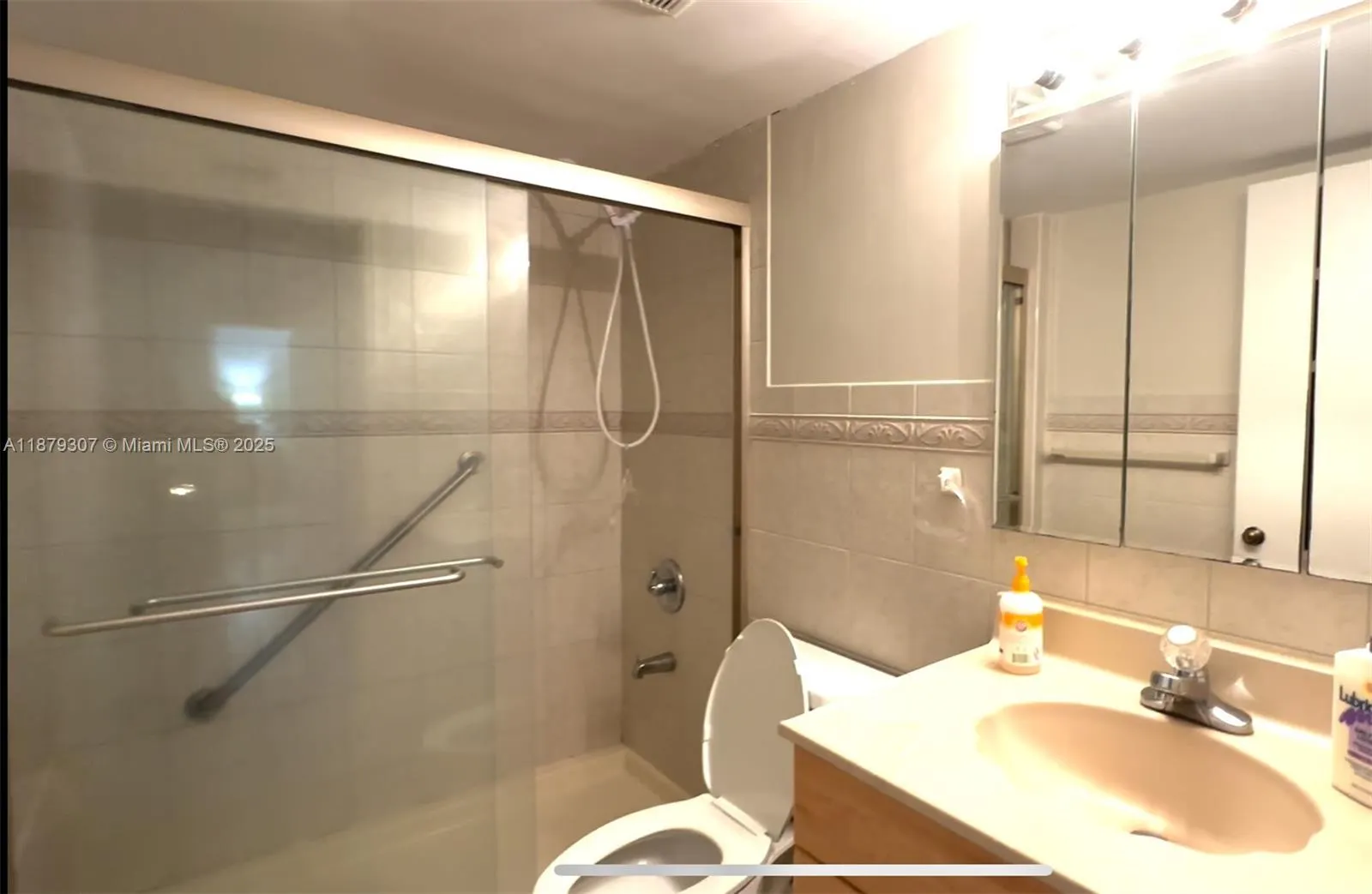 1621 Collins Ave, #406