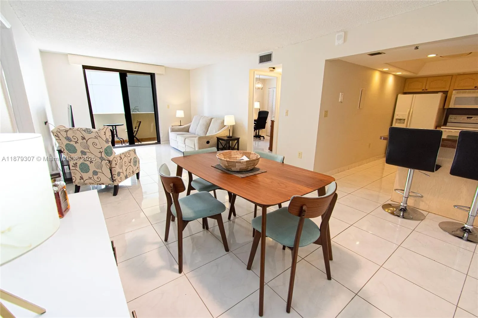 1621 Collins Ave, #406