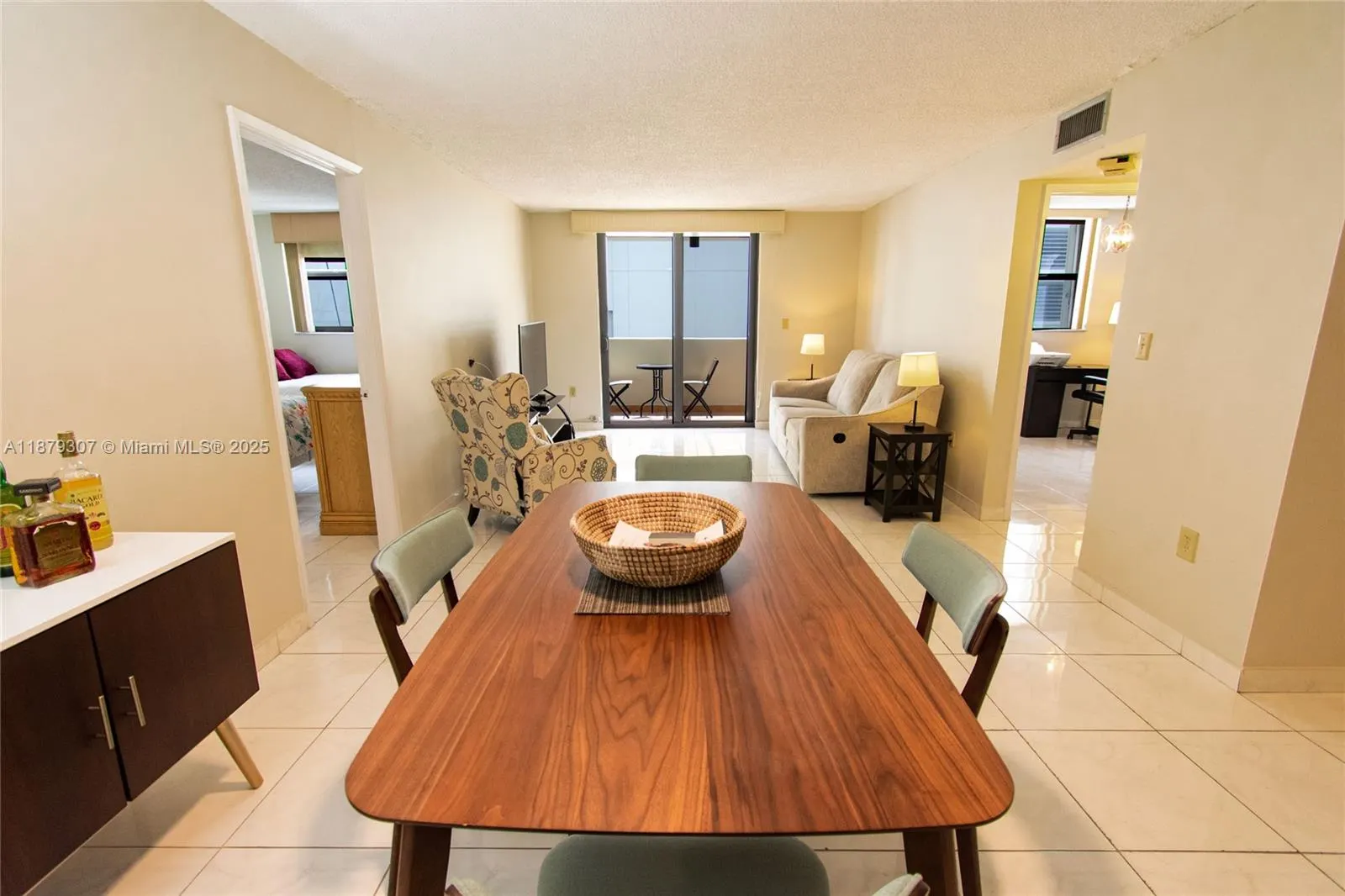 1621 Collins Ave, #406