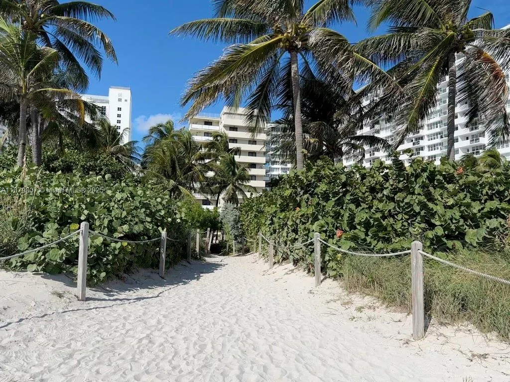 1621 Collins Ave, #406