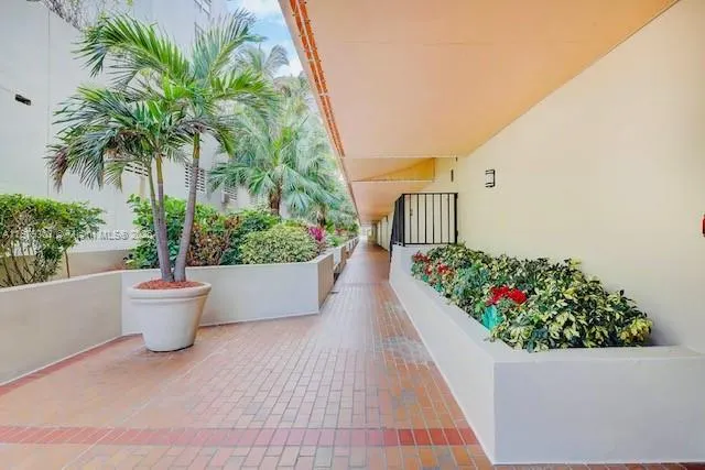 1621 Collins Ave, #406