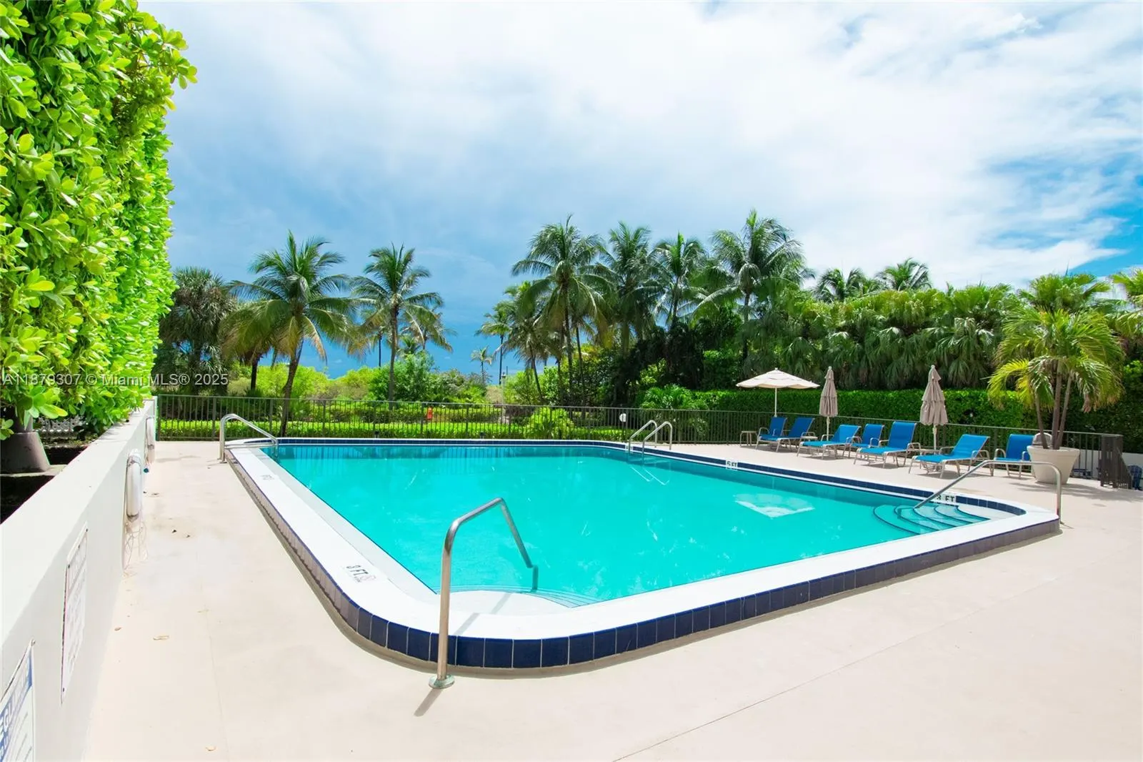 1621 Collins Ave, #406