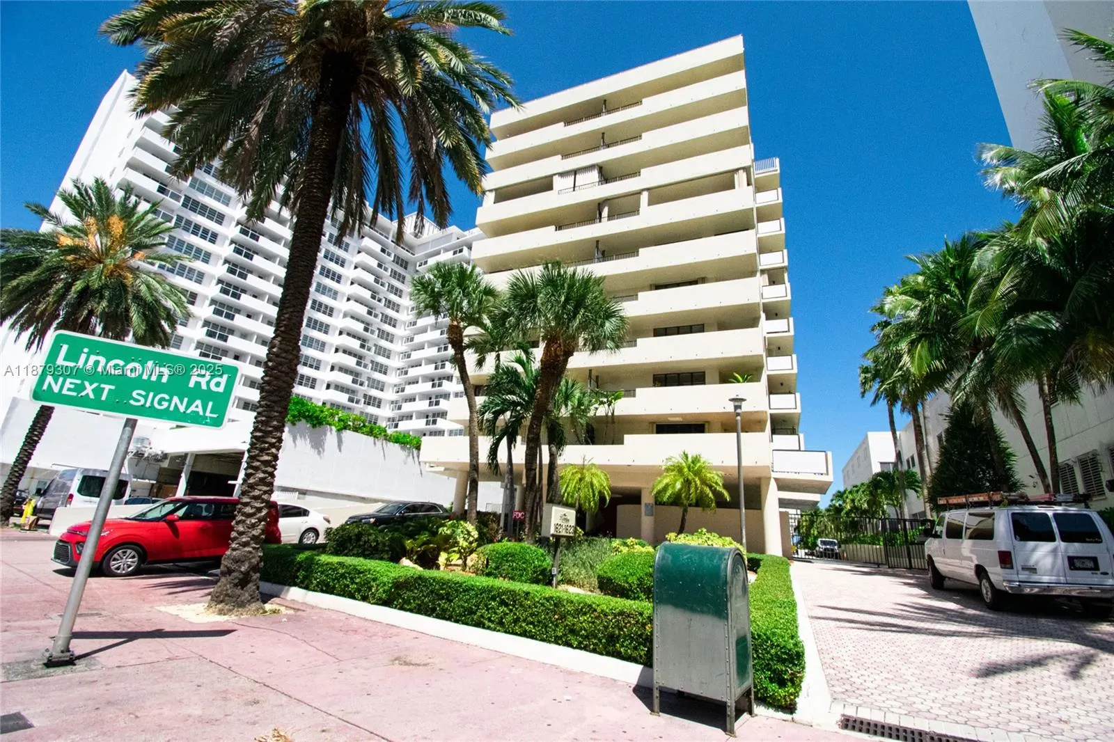 1621 Collins Ave, #406