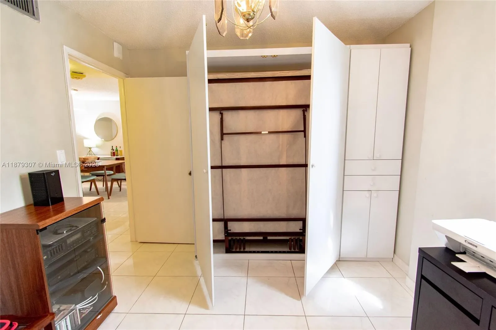 1621 Collins Ave, #406