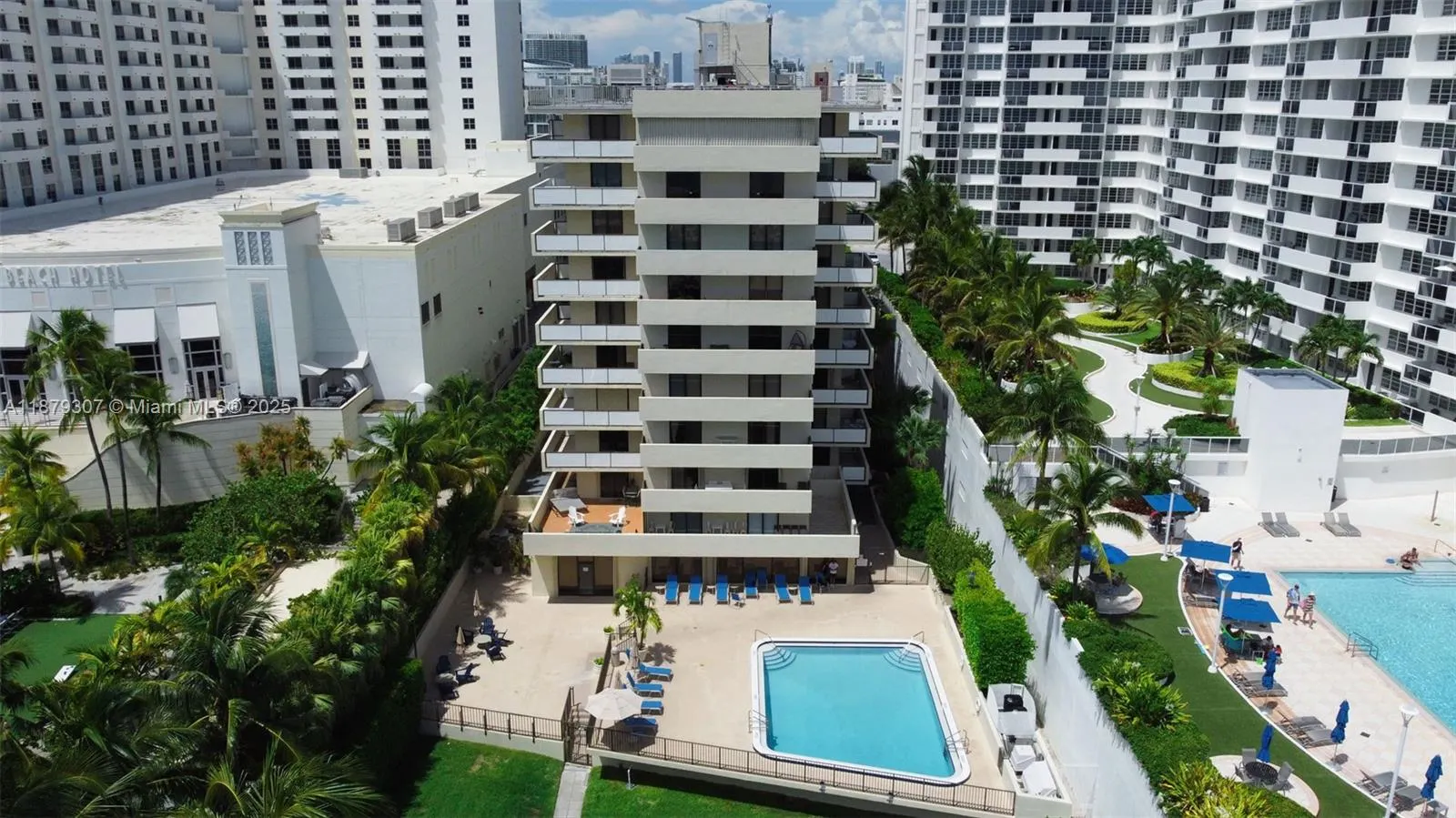 1621 Collins Ave, #406