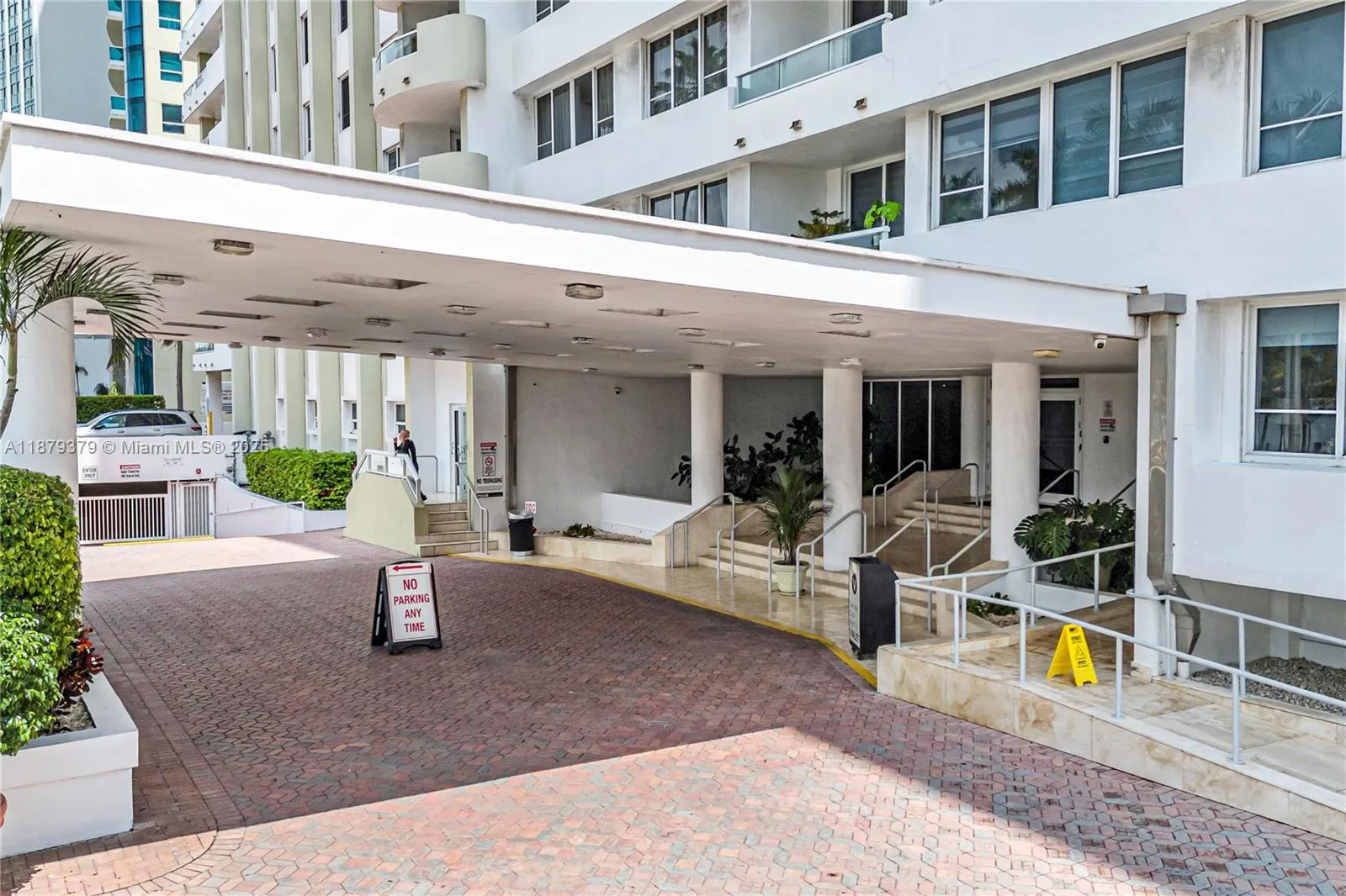 5005 Collins Ave, #616