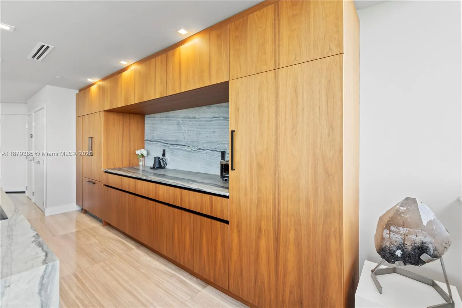 20185 E Country Club Dr, #PH6