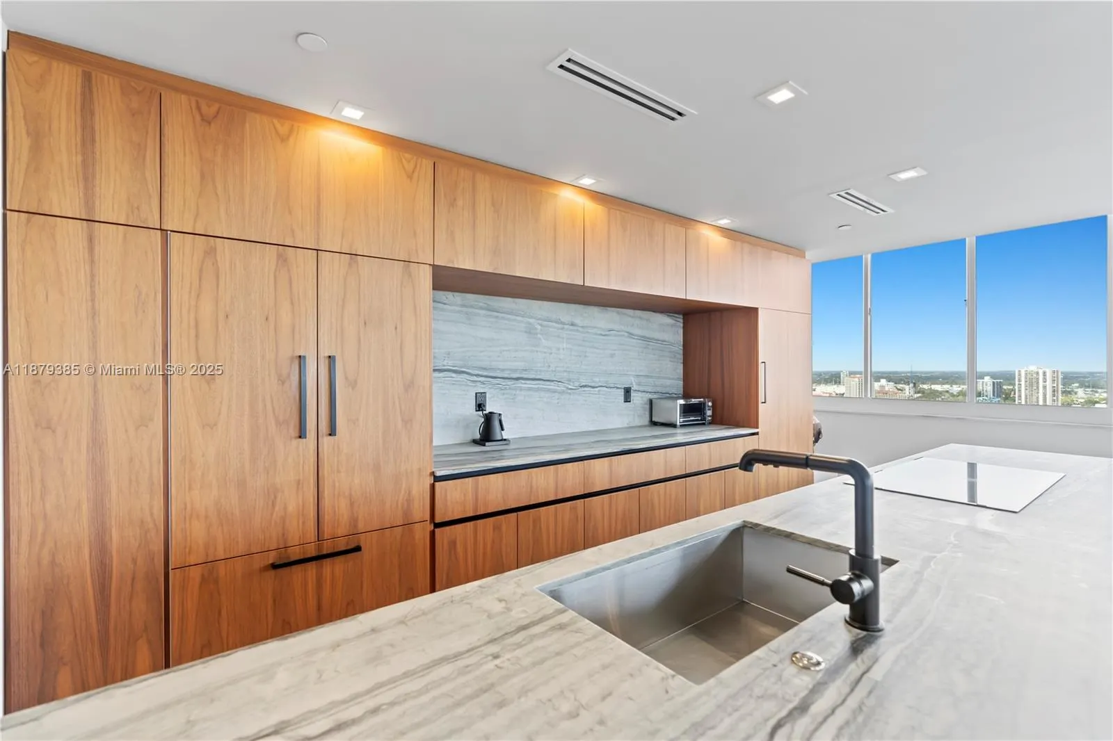 20185 E Country Club Dr, #PH6